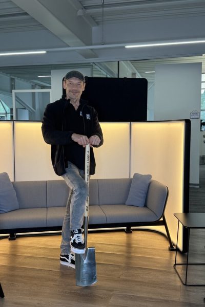Ingo Straub mit Spaten vom Deutschen Mittelstandspreis